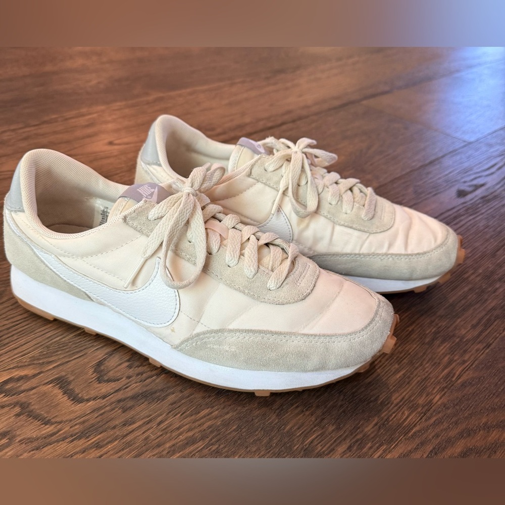 Nike Women's Daybreak sneaker (summit white/pale ivory)